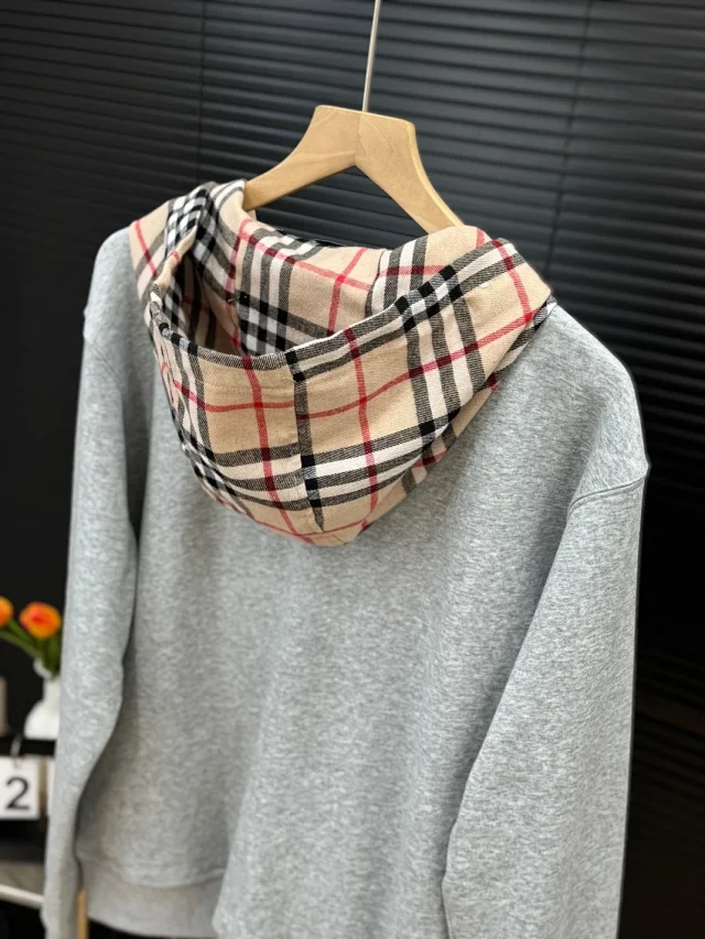 Burberry Hoodies & Sweatshirts Zip-Up Hooded Sweatshirt with Equestrian Knight Logo product detail image 4