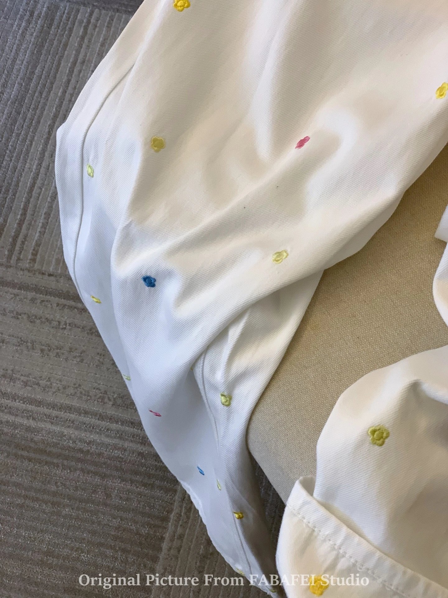 Small Floral Embroidered White Jeans · 4