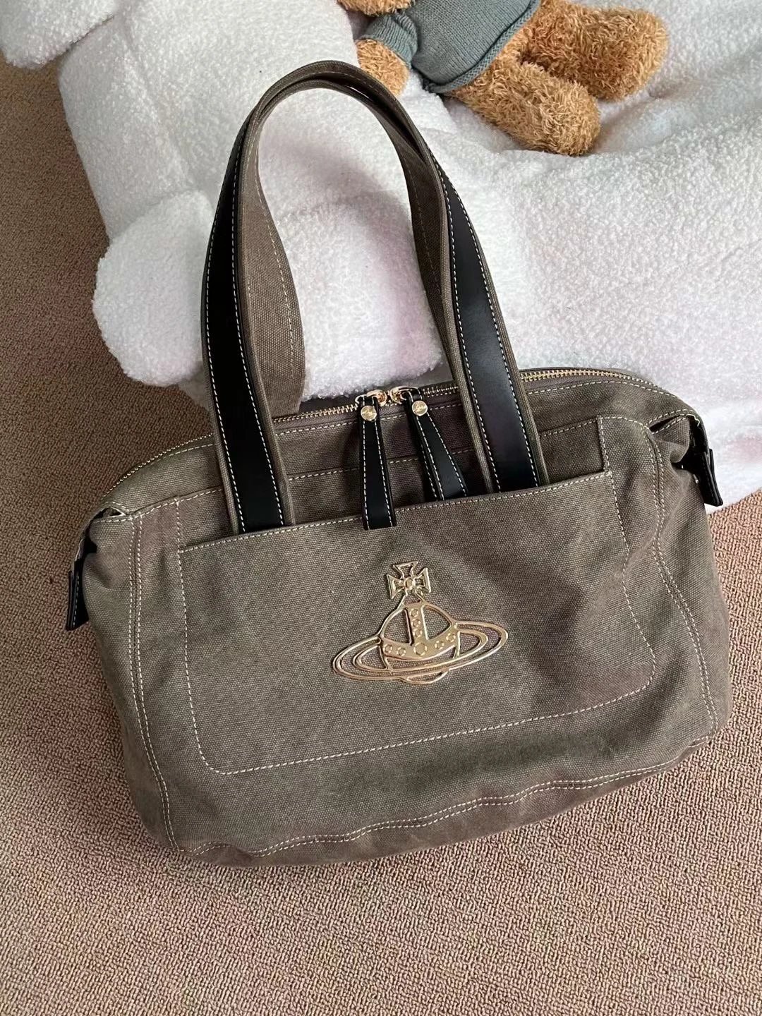 The Queen Mother's Second-Hand Bag 9