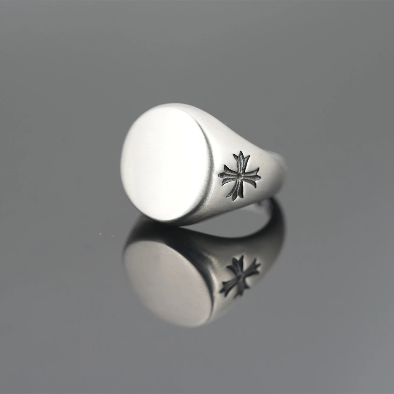 round cruciform ring