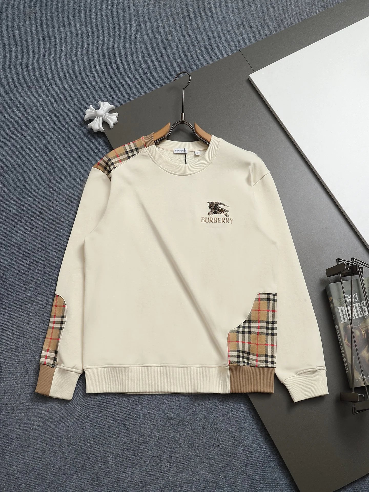 Burberry Hoodies & Sweatshirts Crewneck Long-Sleeve Sweatshirt — 0405015CPZC