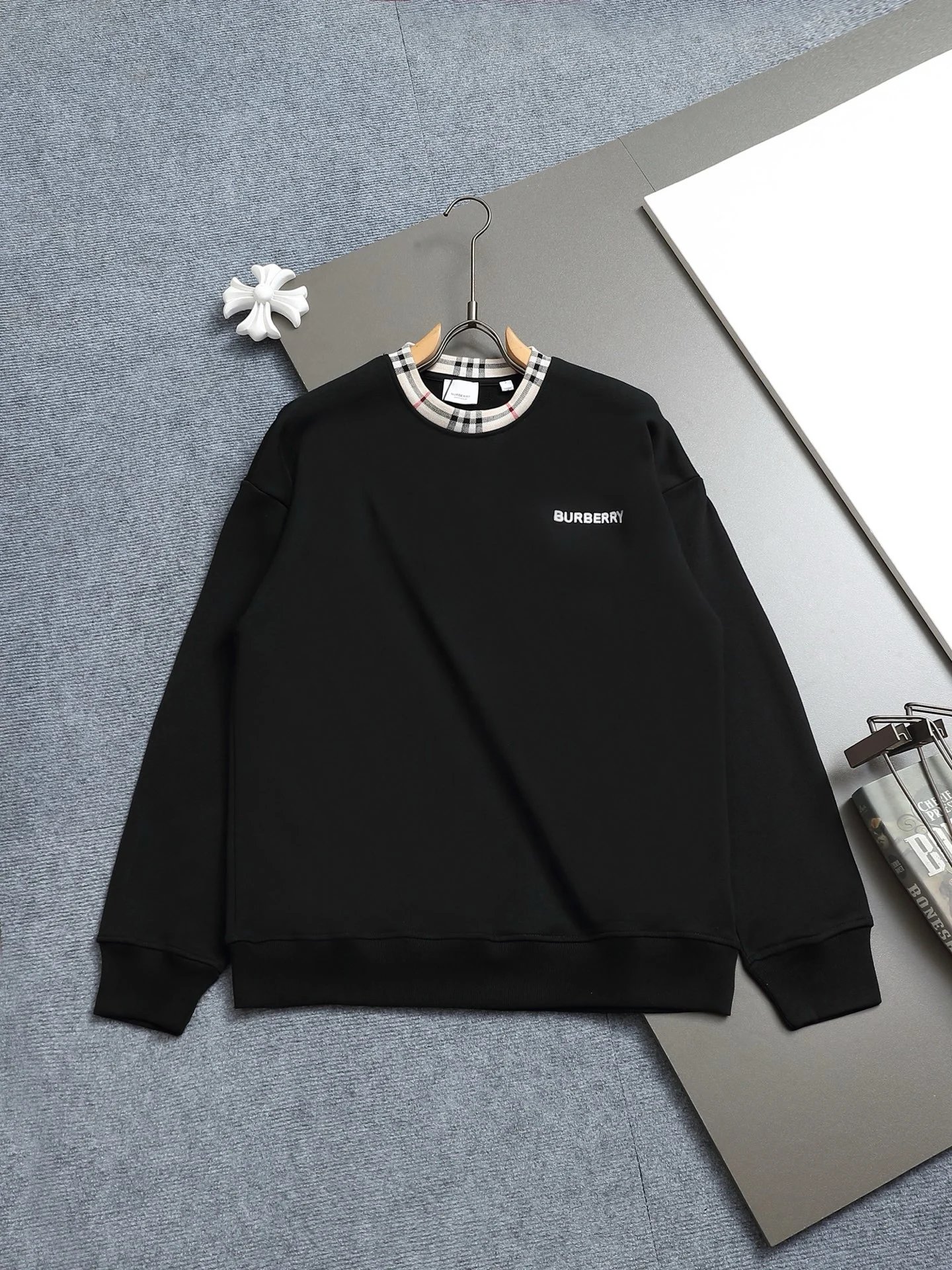 Burberry Hoodies & Sweatshirts Crewneck Long-Sleeve Sweatshirt — 0405025CPZC
