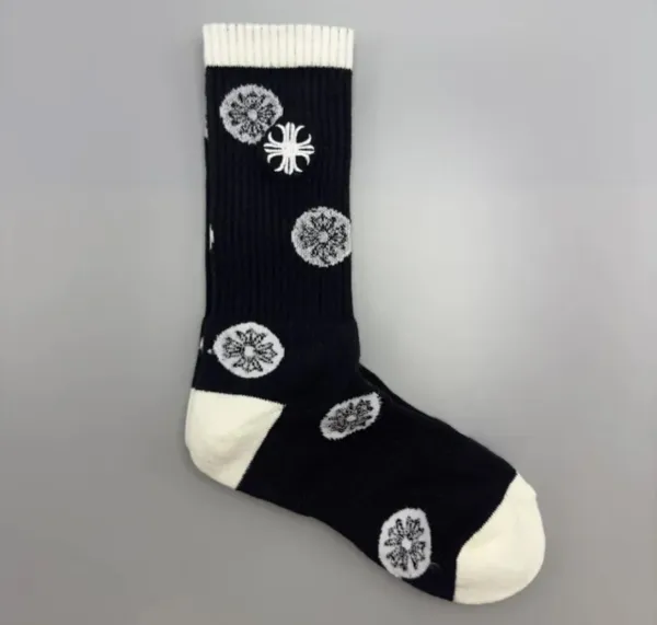 Design Snowflake Pattern Crew Socks Black and White - 1