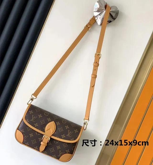 Louis Vuitton Crossbody Bags Monogram bag with adjustable strap product detail image 9