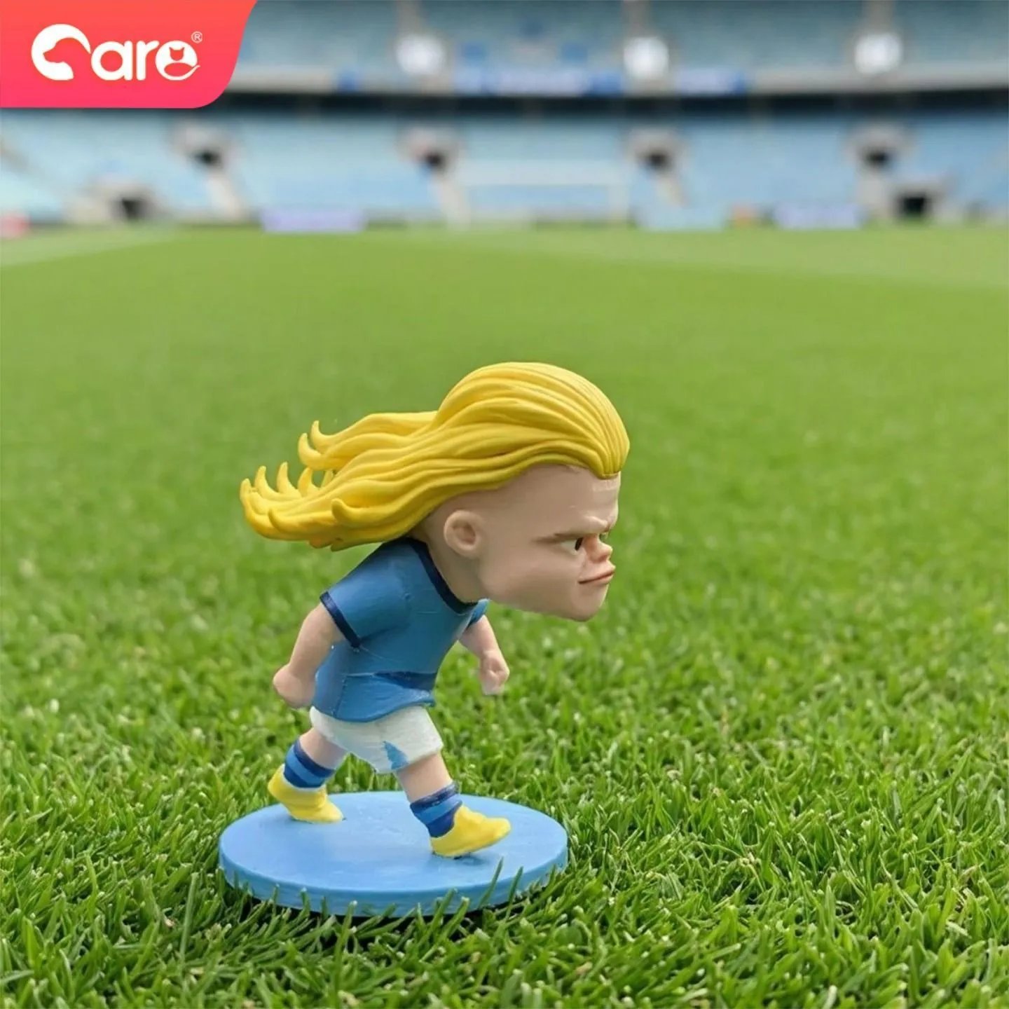 Miniaturas à escala Q dos jogadores de futebol Haaland, Messi, Ronaldo e Mbappé num campo de futebol.-008442