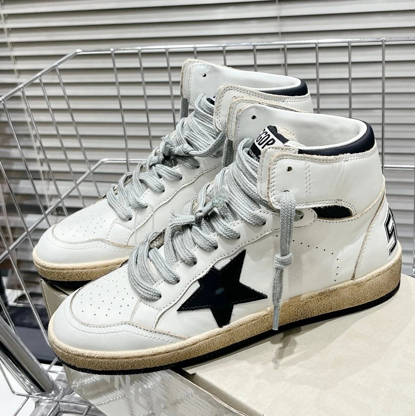 Golden Goose Sneakers Super-Star distressed star — Style 27