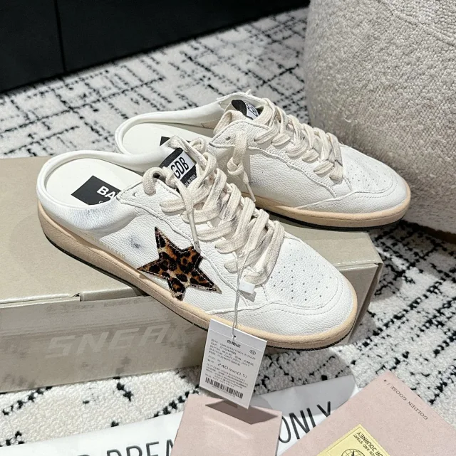 Golden Goose Sneakers Super-Star distressed star product detail image 4
