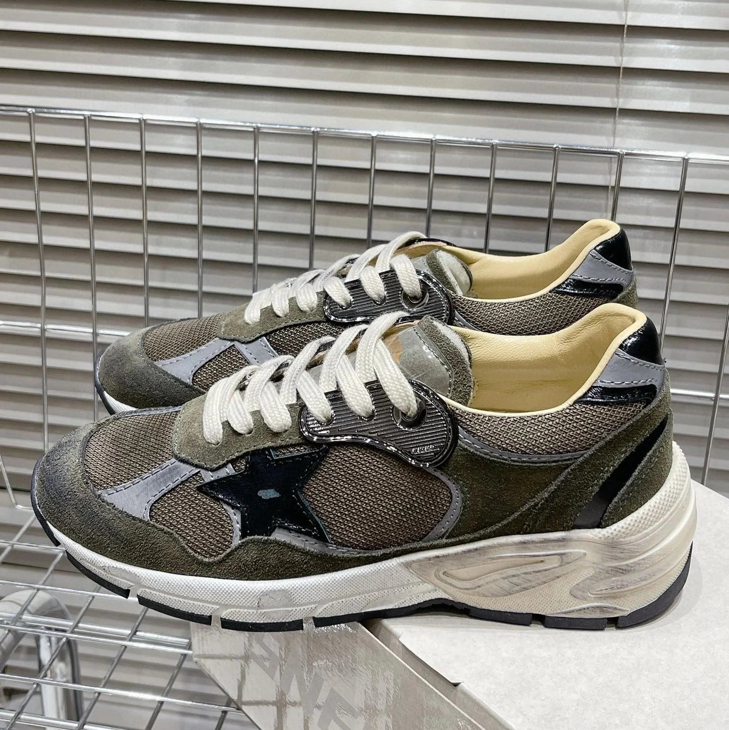 Golden Goose Sneakers Super-Star distressed star — Style 4