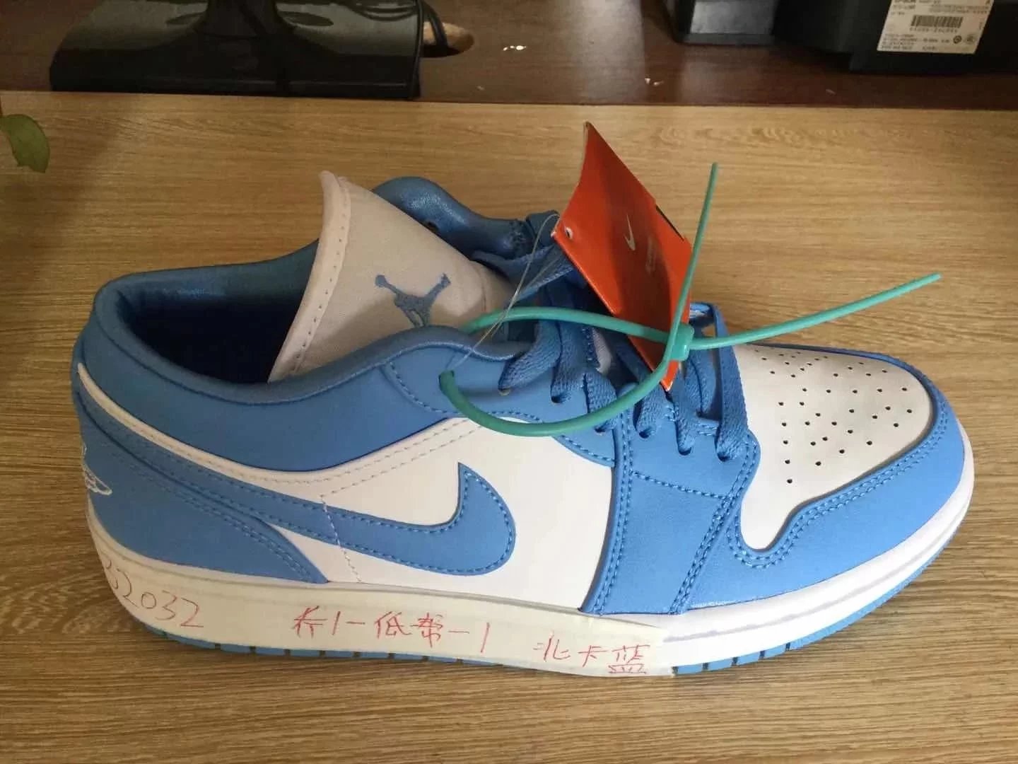 AJ1 low top AO9944-441 North Carolina Blue
