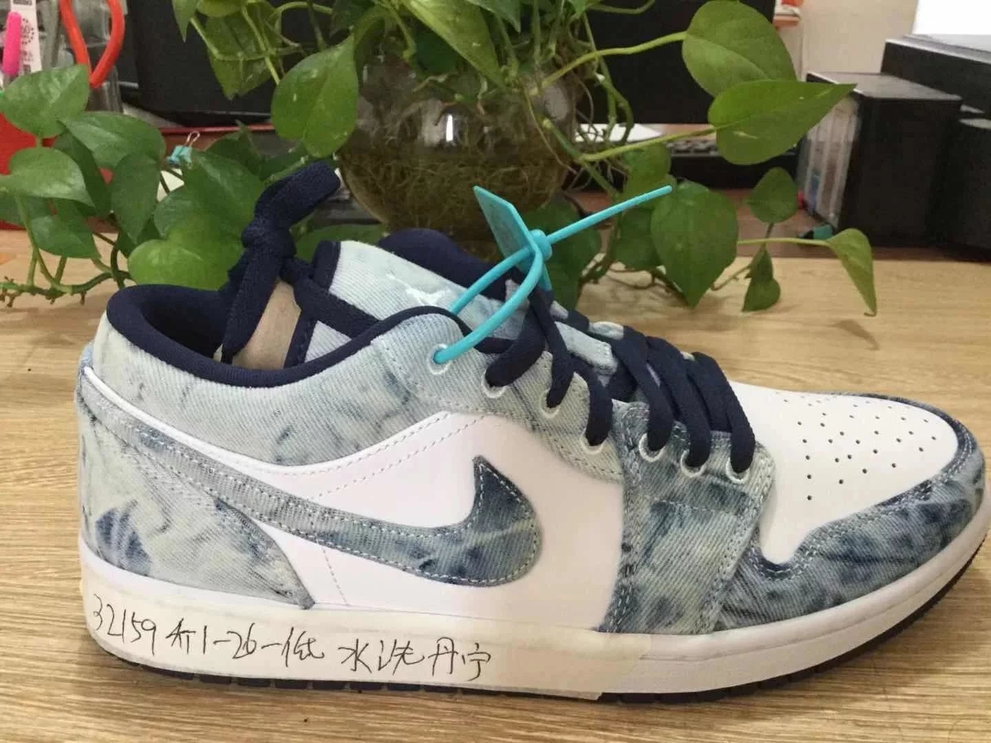 AJ1 low cut CZ8455-100 washed denim