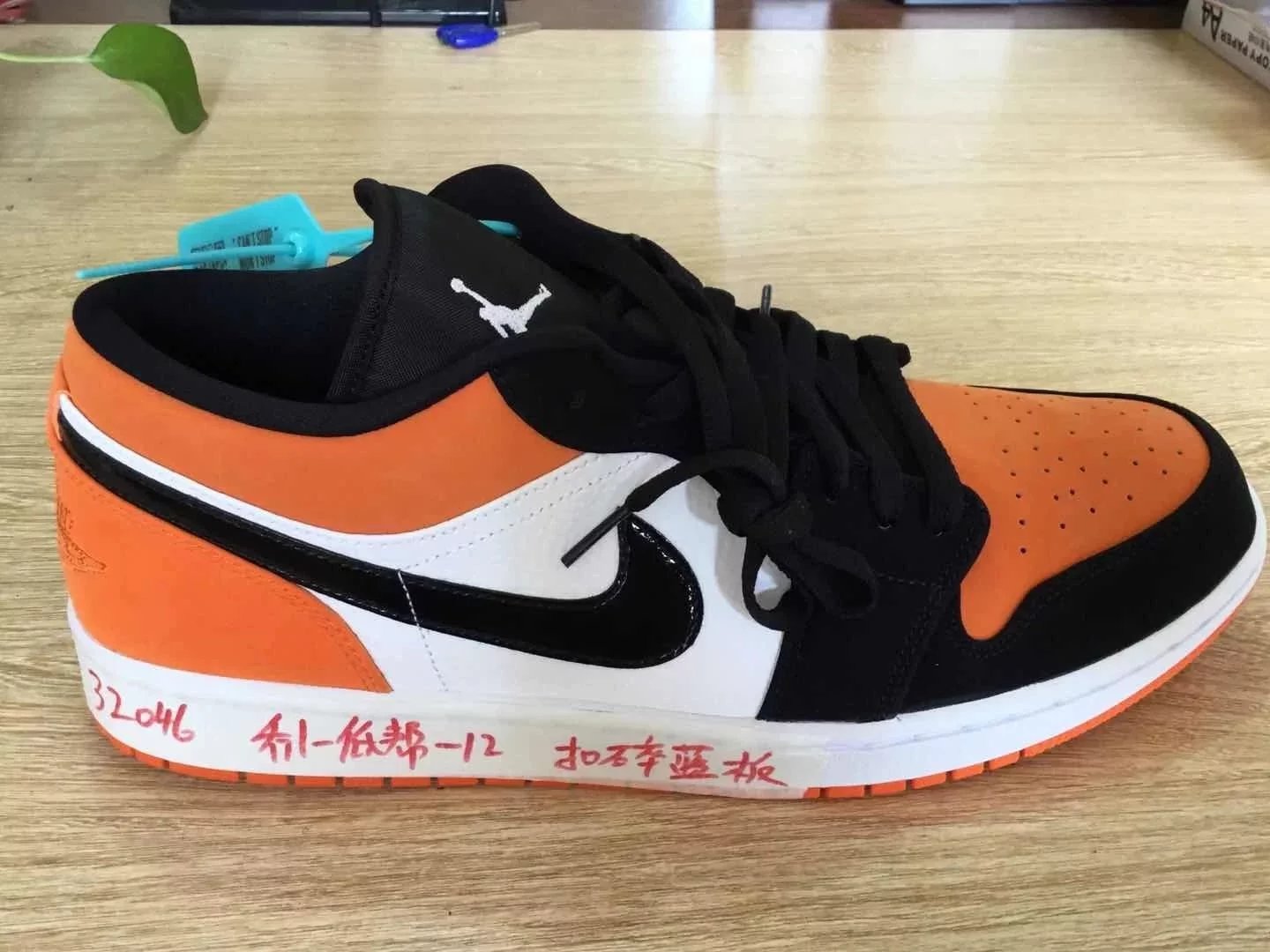 AJ1 low top 553560-128 white button broken