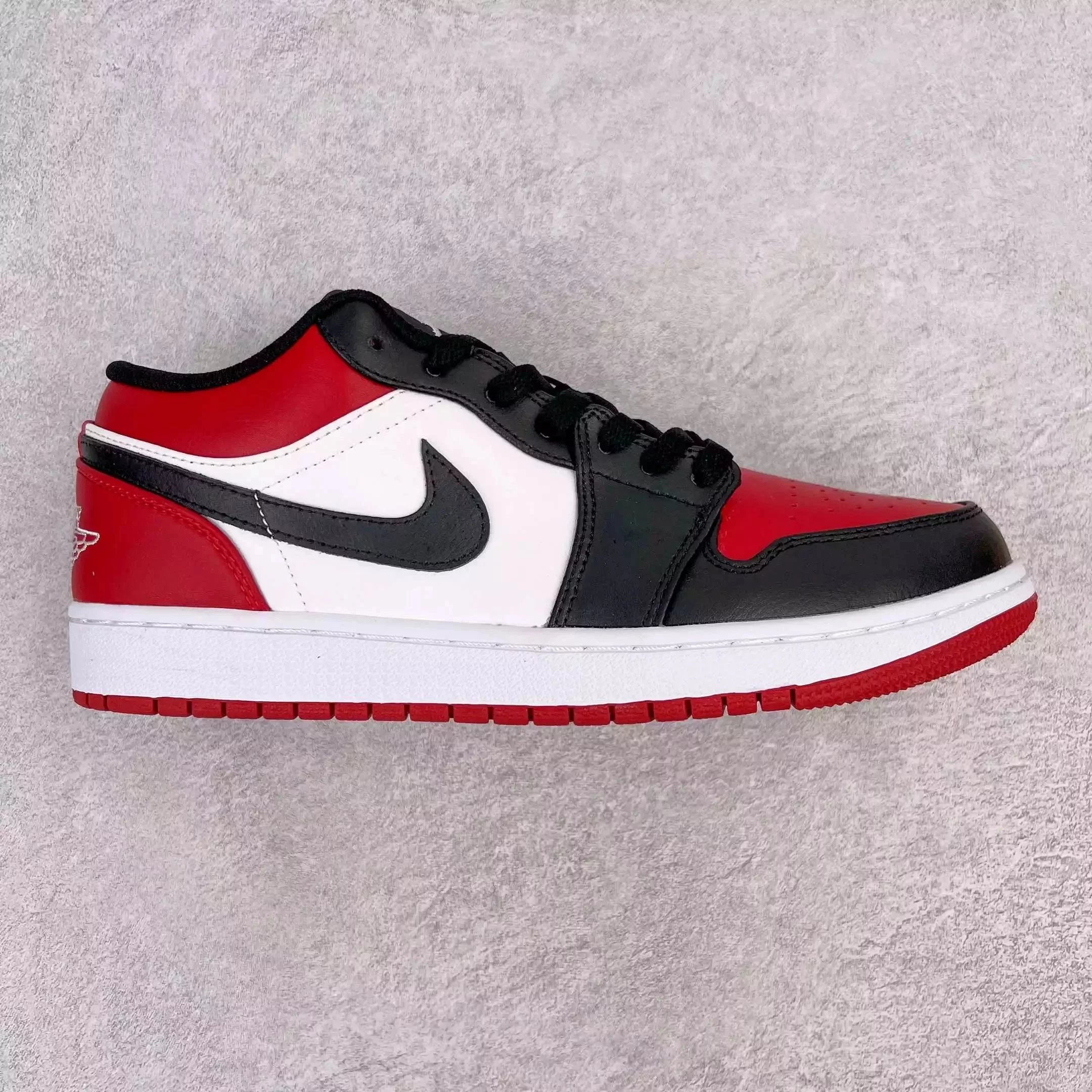 AJ1 low top 553558-612 new black and red toe
