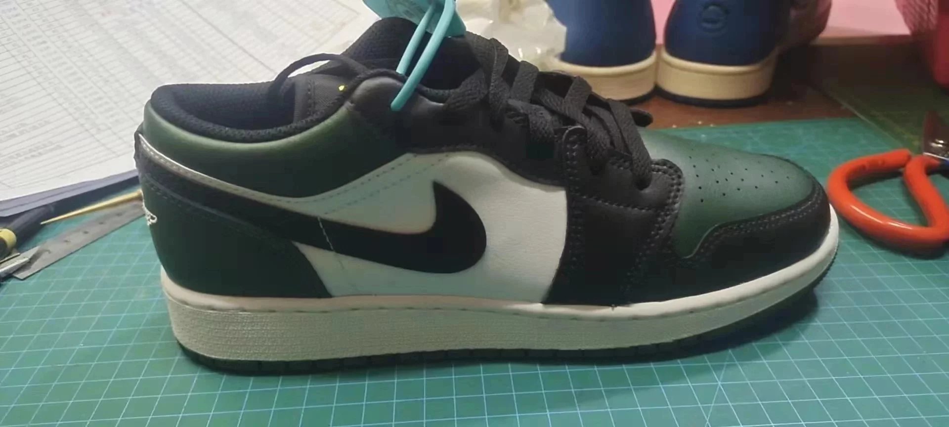 AJ1 low top 553558-371 new black green toe