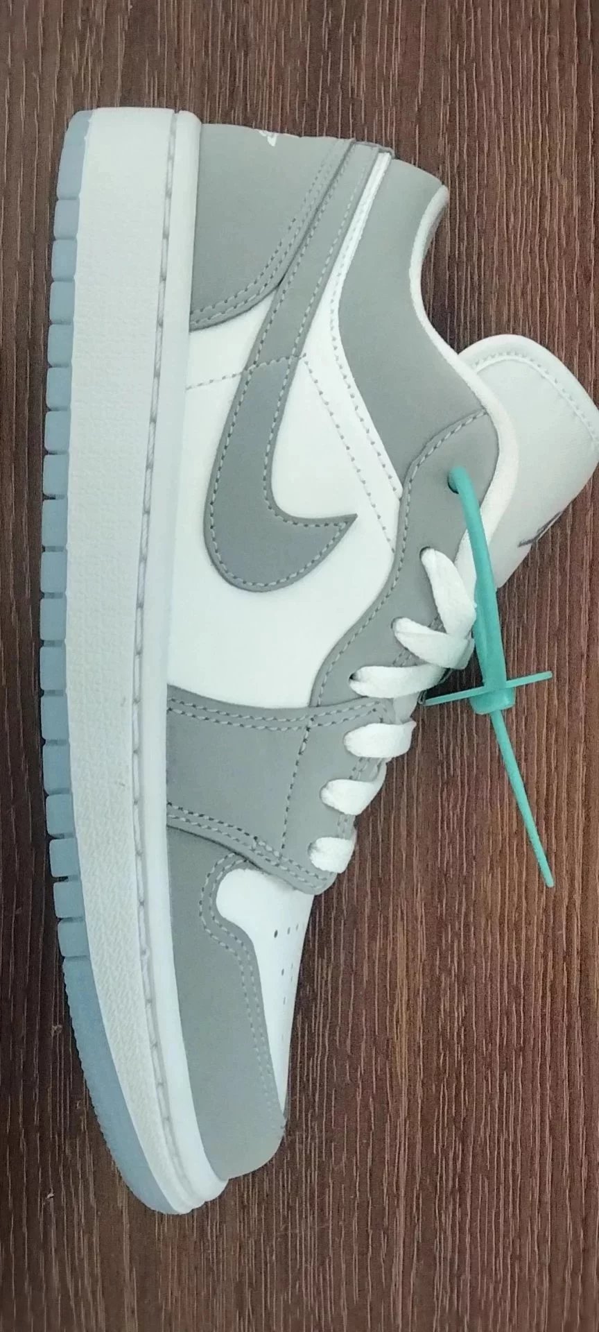 AJ1 low cut DC0774-105 gray white