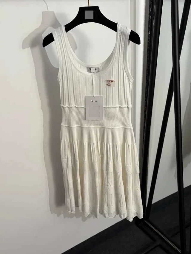 Chanel Dresses Sleeveless ribbed knit fit-and-flare dress with CC brooch product detail image 2