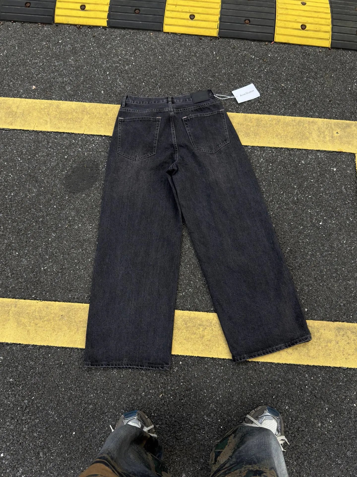 Design Black Wide-Leg Jeans with Contrasting Stitching Jeans - 14