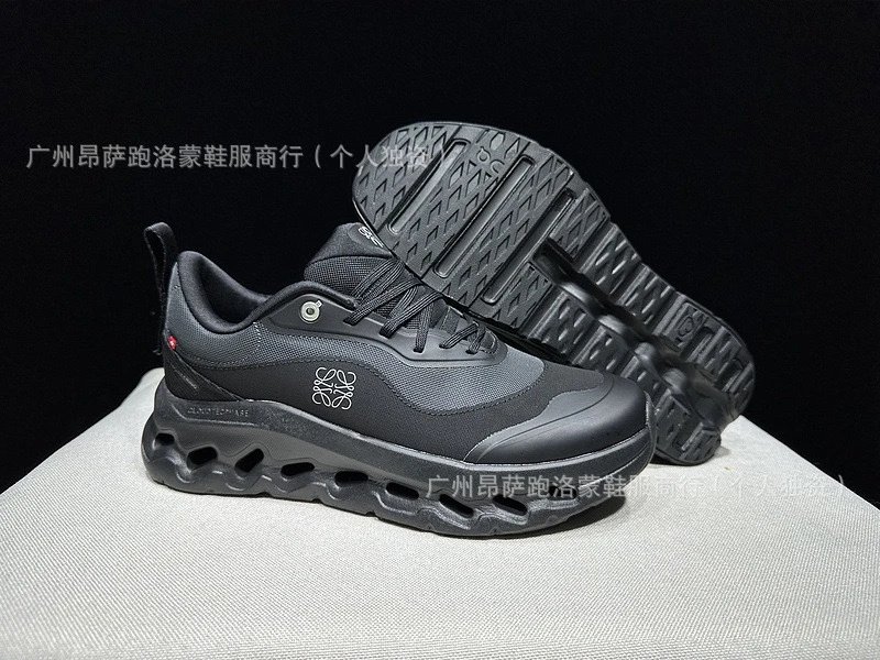 纯黑色