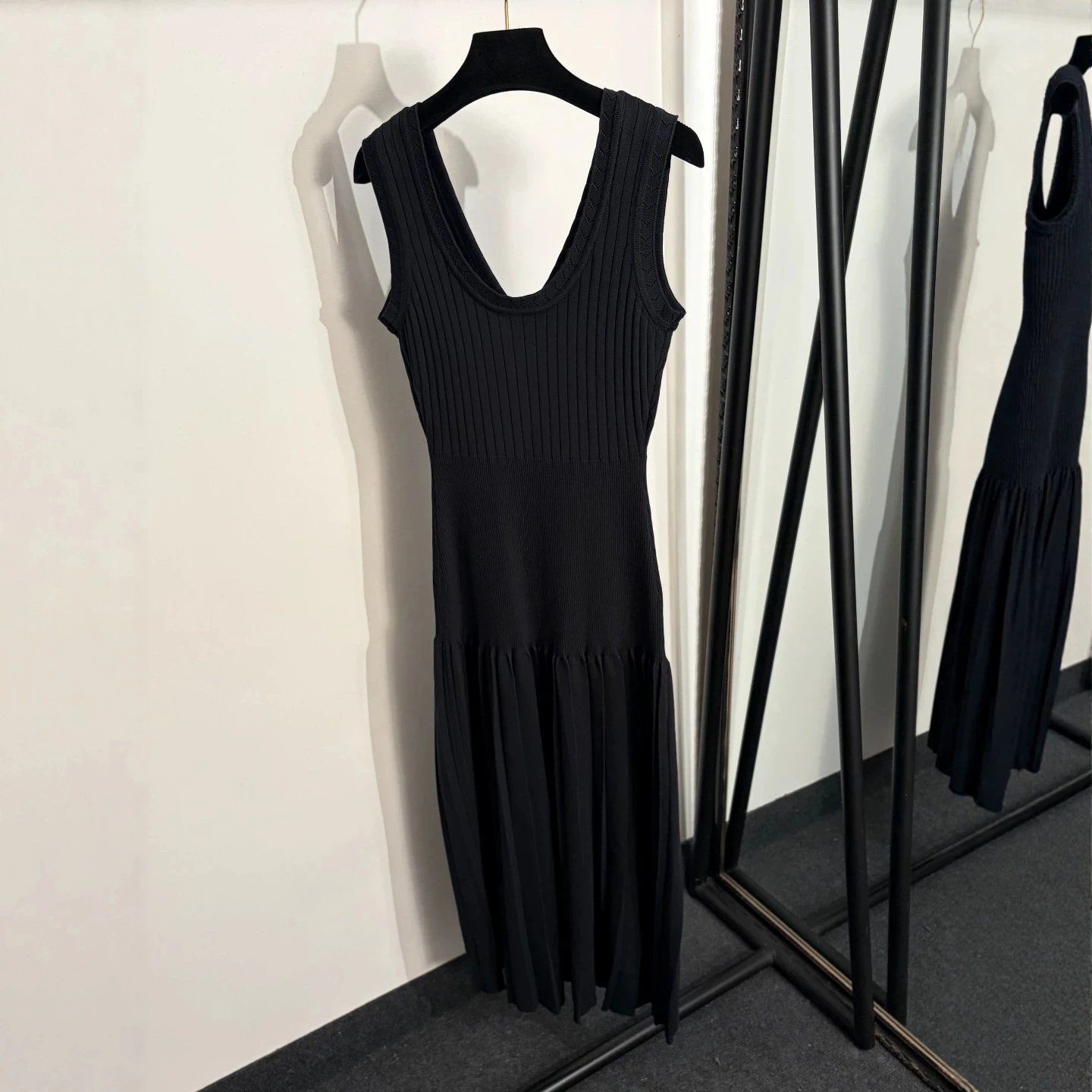 Unbranded Dresses Sleeveless V-Neck Ribbed Knit Button-Front Pleated Midi Dress image 4