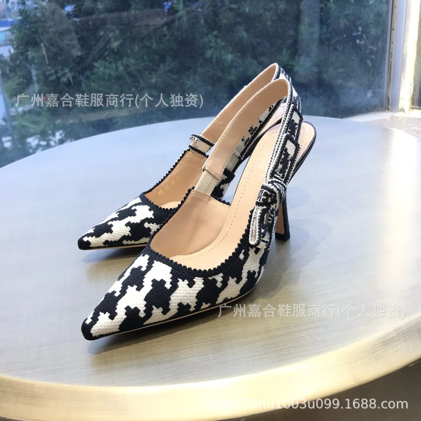 Houndstooth pattern, 9.5cm