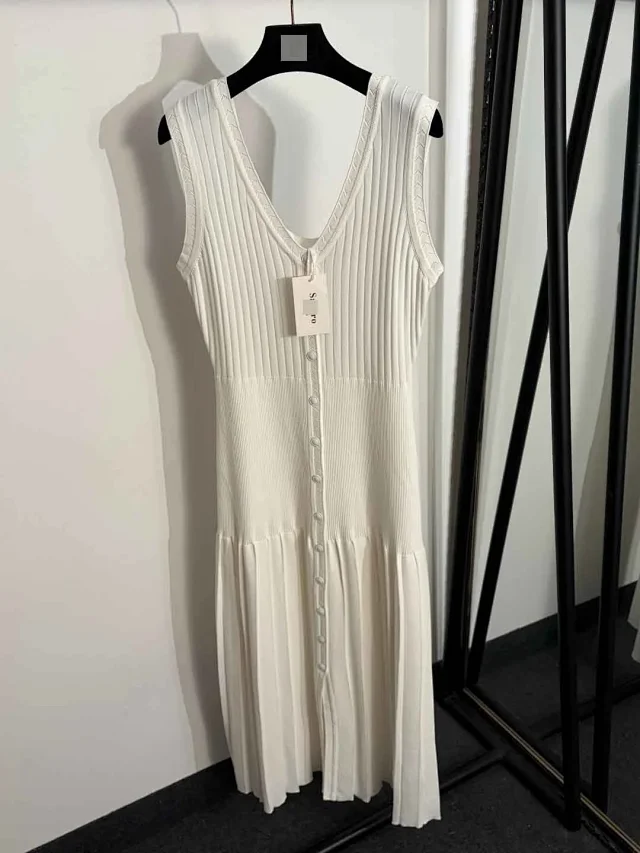 Unbranded Dresses Sleeveless V-Neck Ribbed Knit Button-Front Pleated Midi Dress product detail image 3