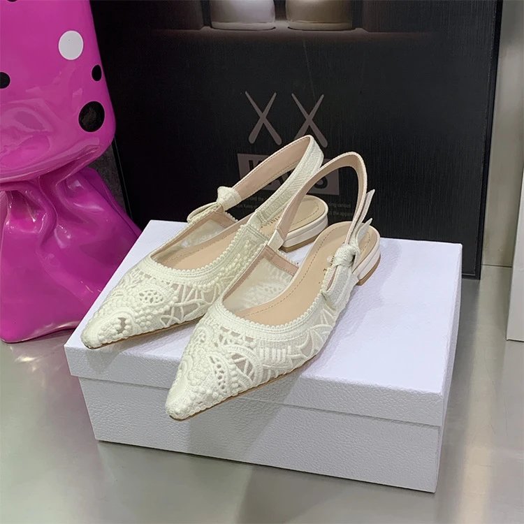 Beige flat-soled style