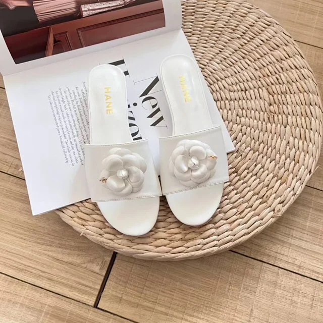 HANE Slippers Camellia Flower Appliqué Slide product detail image 5