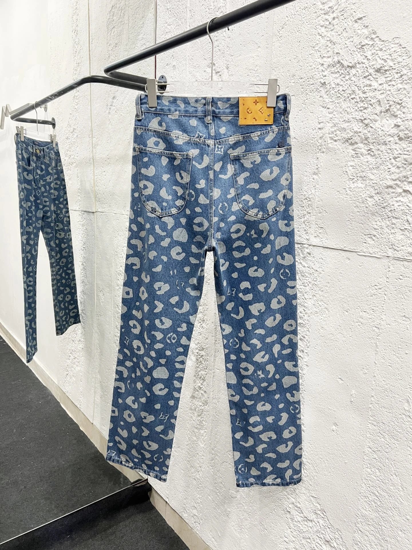 Design Wide-Leg Straight-Cut Light Wash Jeans - 8