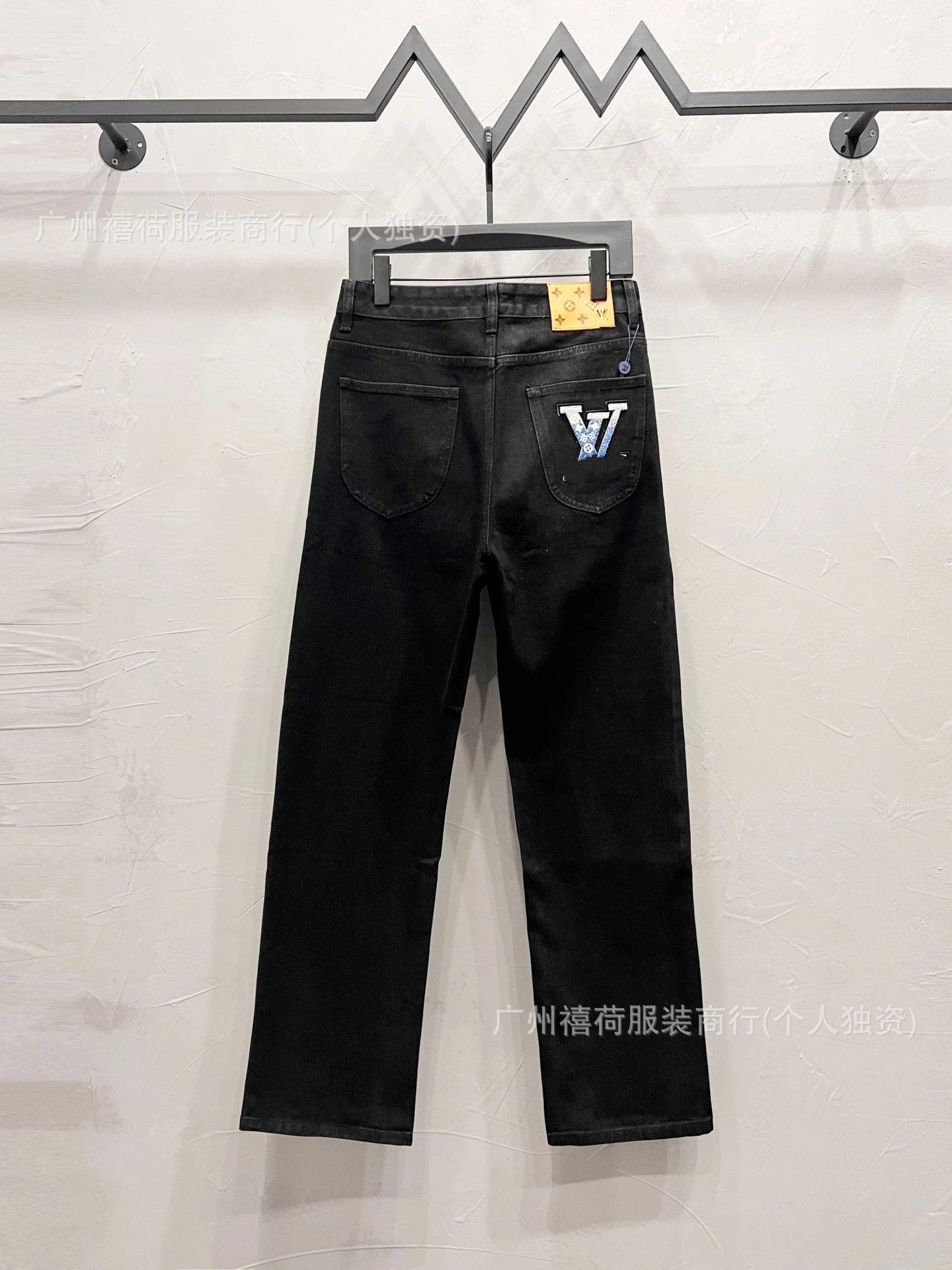 Louis Vuitton Jeans Straight-Leg Graphic Patch — M 946 black