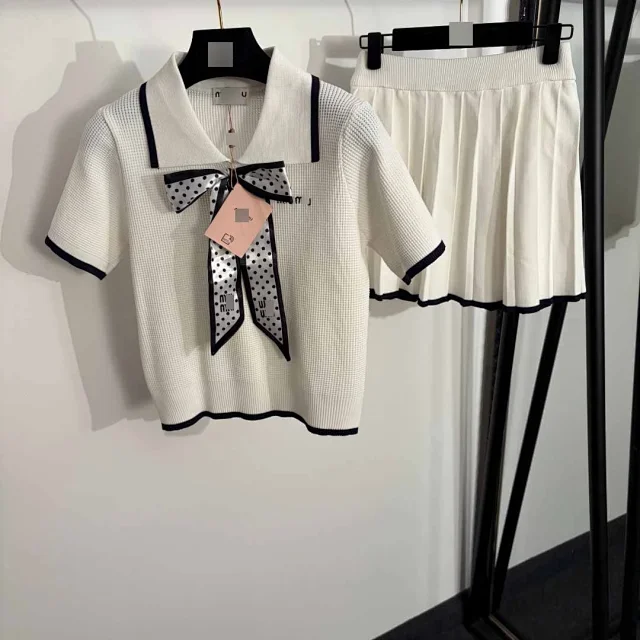 Miu Matching Sets Bow-detail short-sleeve knit top and pleated skirt set product detail image 2