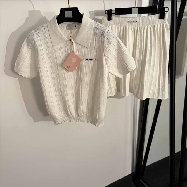 Miu Matching Sets Short-Sleeve Collared Knit Top and Pleated Skirt Set product detail image 2