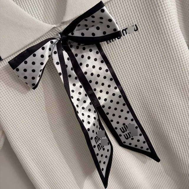 Miu Matching Sets Bow-detail short-sleeve knit top and pleated skirt set product detail image 7