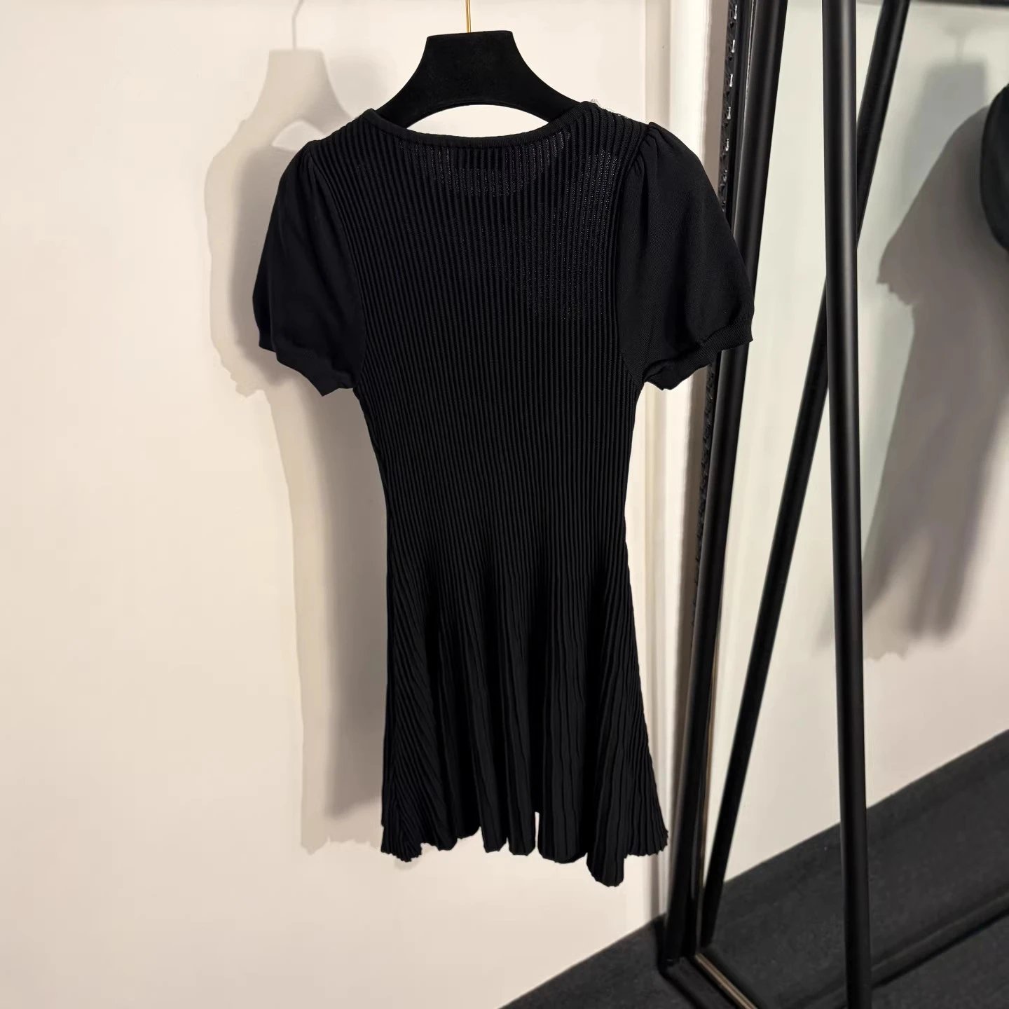 Miu Dresses Ribbed knit dress with puff sleeves and floral-trimmed round neckline image 3
