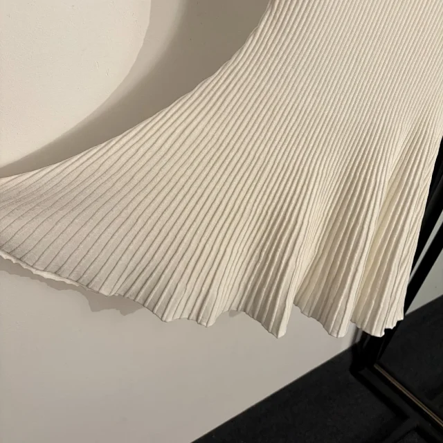 Miu Dresses Ribbed knit dress with puff sleeves and floral-trimmed round neckline product detail image 9