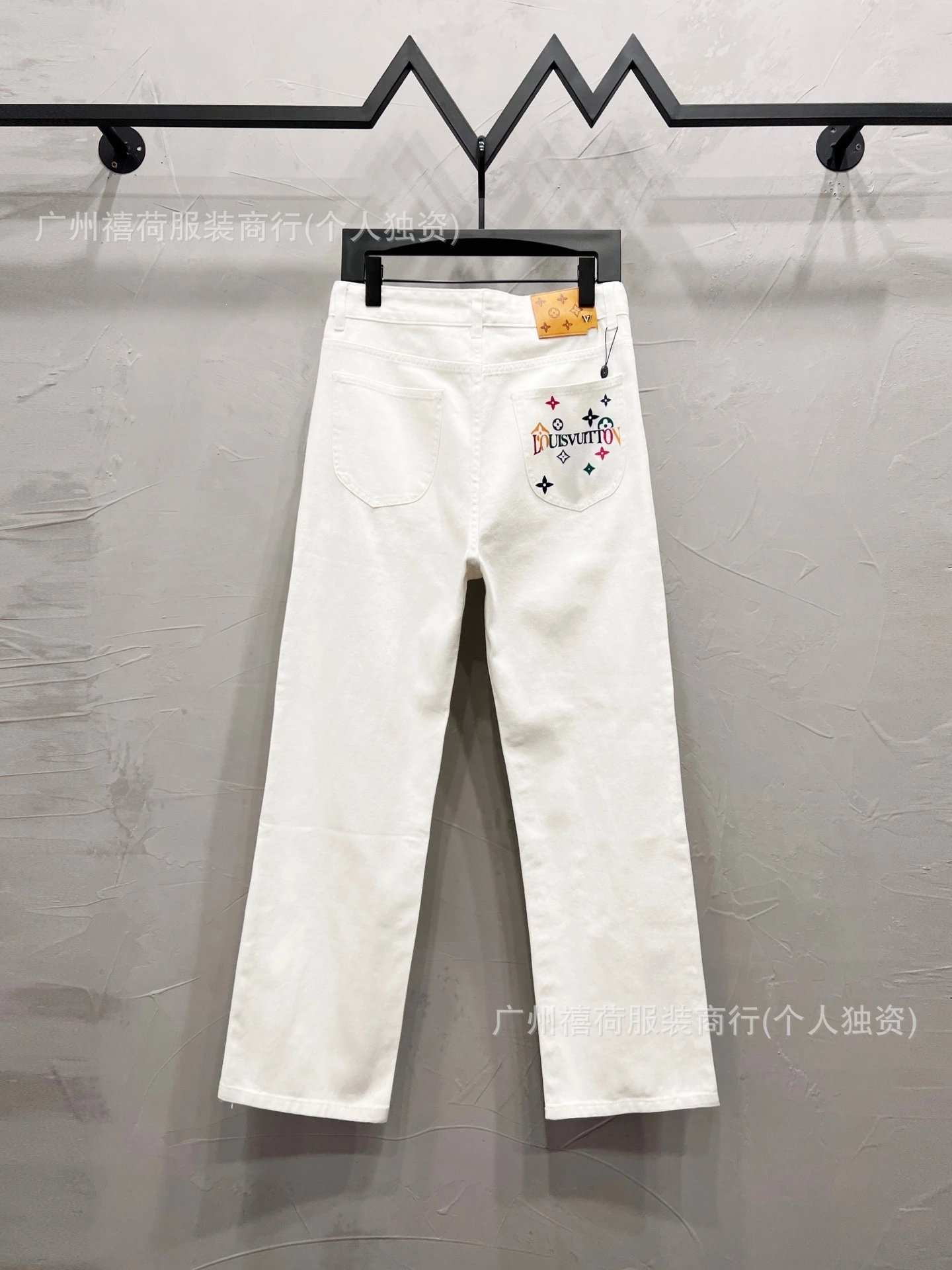 Louis Vuitton Jeans Straight-Leg Graphic Patch — M 947 white