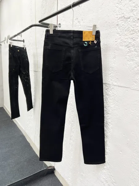 Design Wide-Leg Straight-Cut Light Wash Jeans - 11
