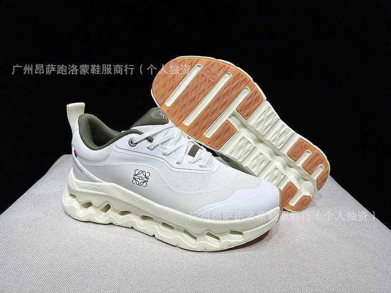 白绿色