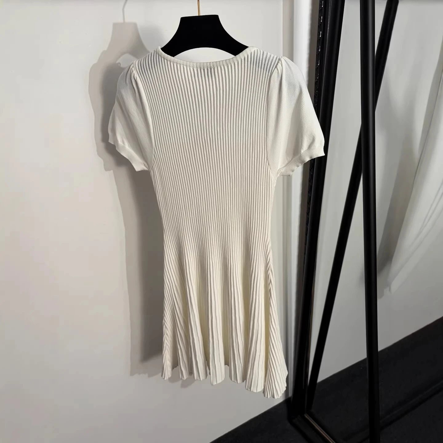 Miu Dresses Ribbed knit dress with puff sleeves and floral-trimmed round neckline image 4
