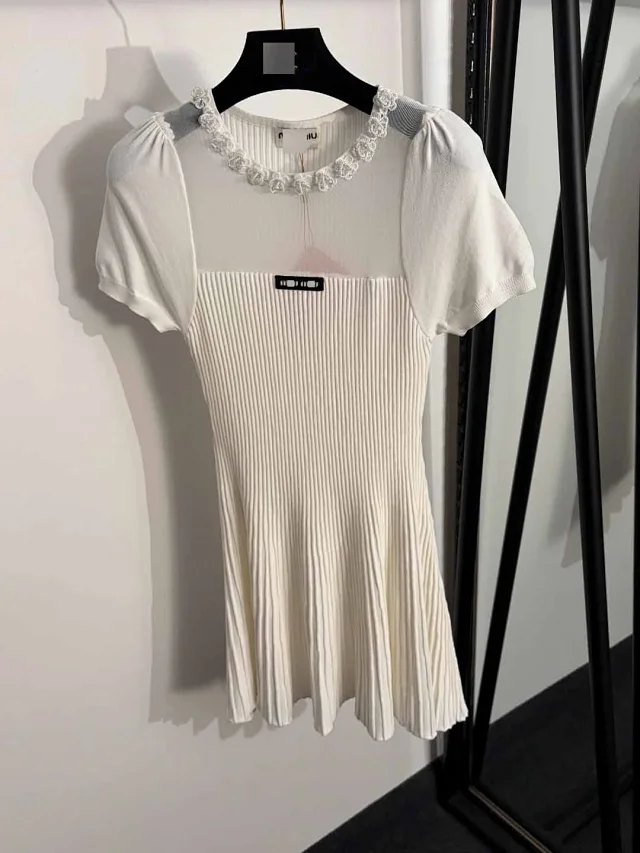 Miu Dresses Ribbed knit dress with puff sleeves and floral-trimmed round neckline product detail image 2