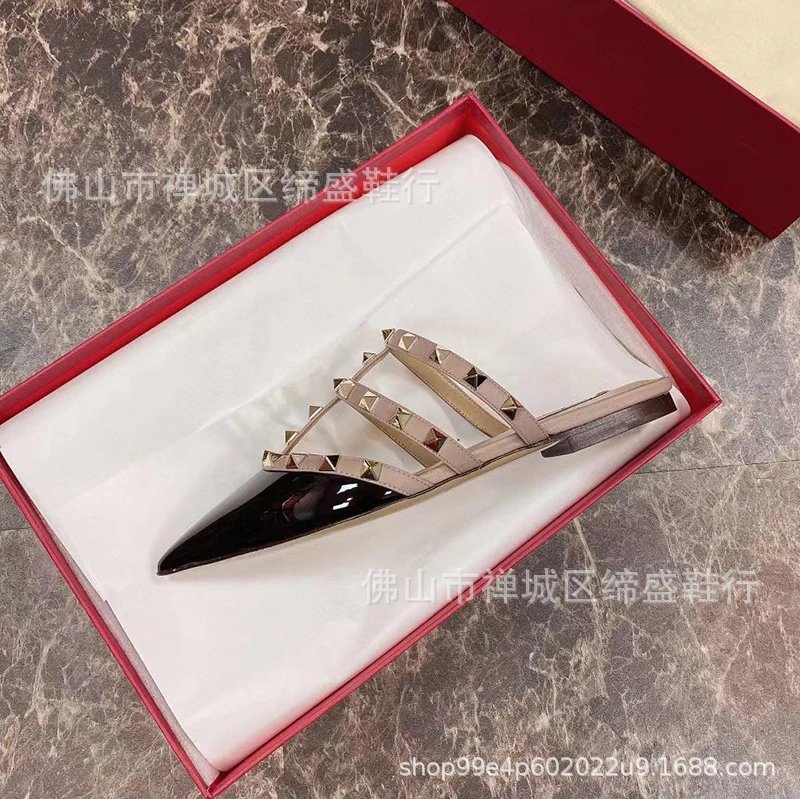 黑色漆皮平底