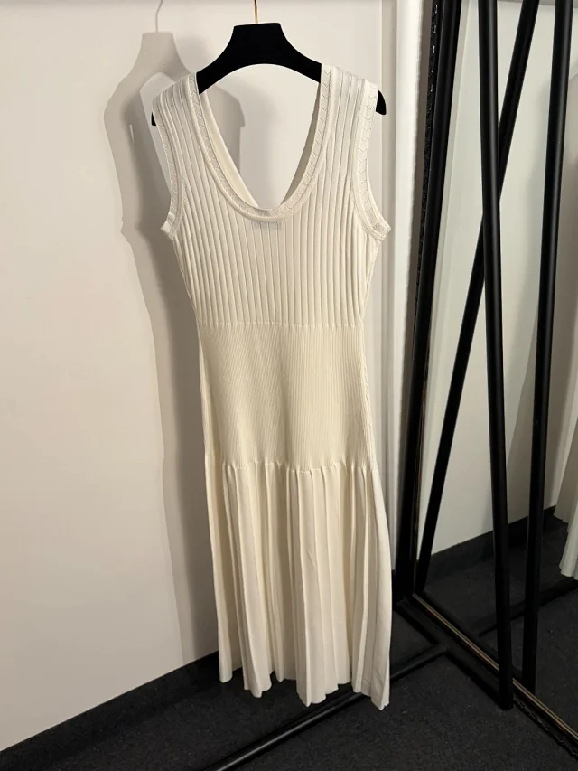 Unbranded Dresses Sleeveless V-Neck Ribbed Knit Button-Front Pleated Midi Dress product detail image 4