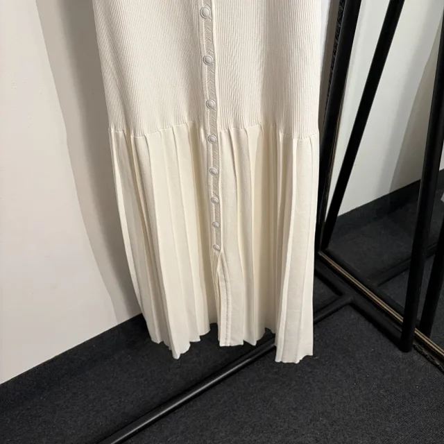 Unbranded Dresses Sleeveless V-Neck Ribbed Knit Button-Front Pleated Midi Dress product detail image 6