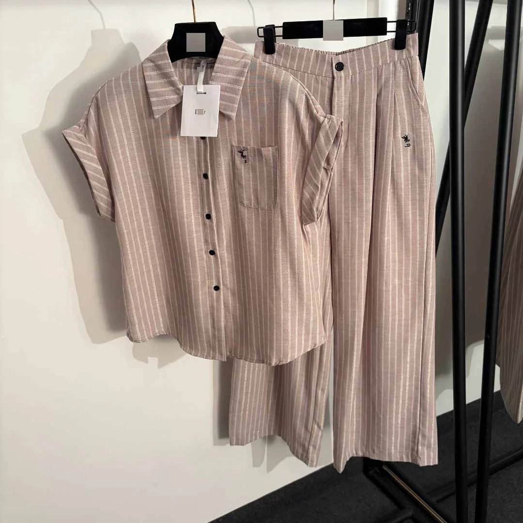 藕粉色