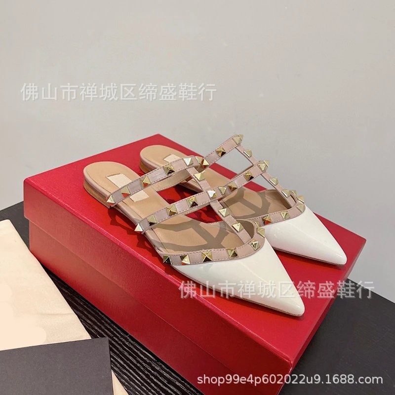 白色漆皮平底