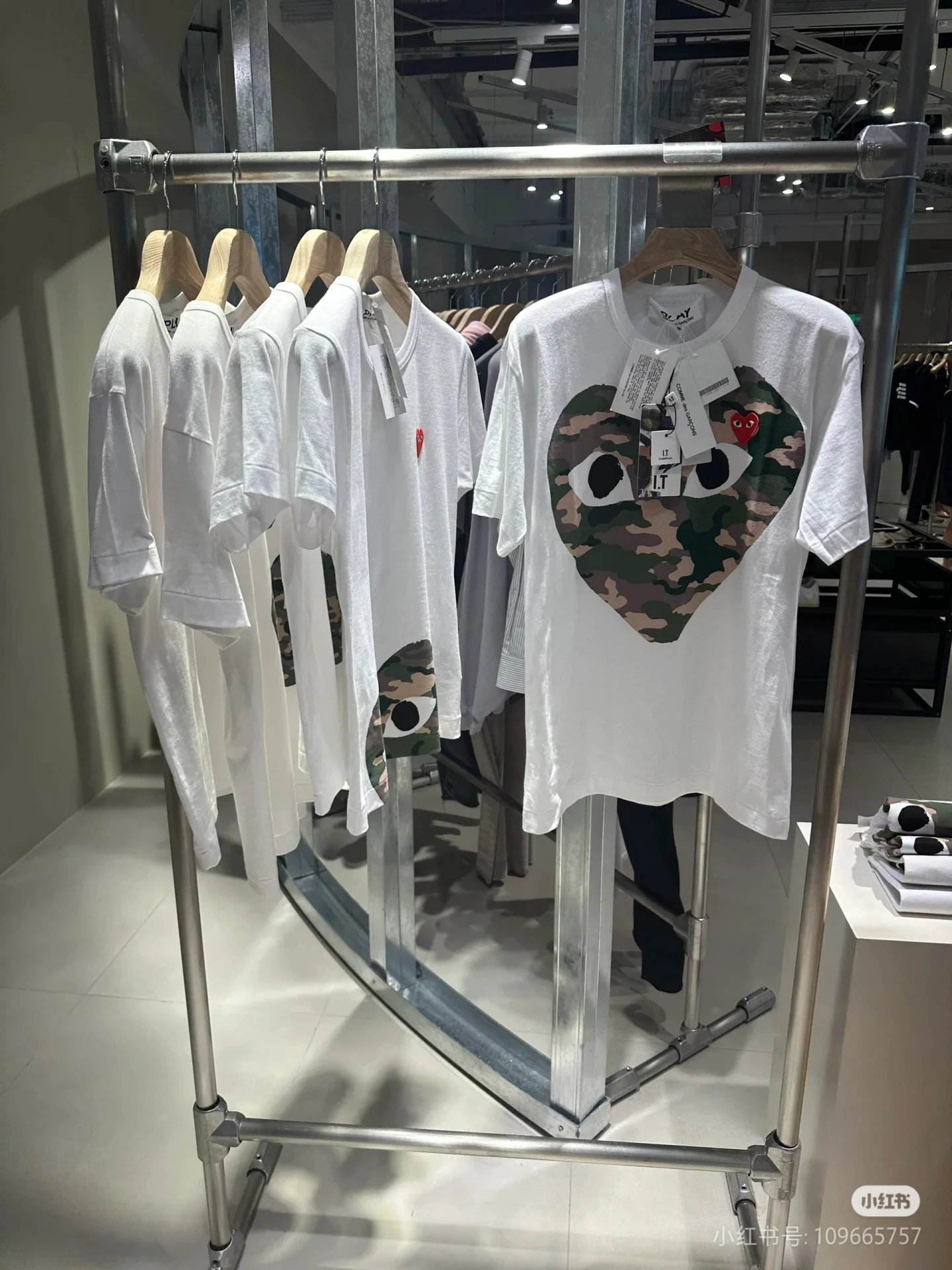 Camouflage Heart Logo Print T-Shirt photo 5