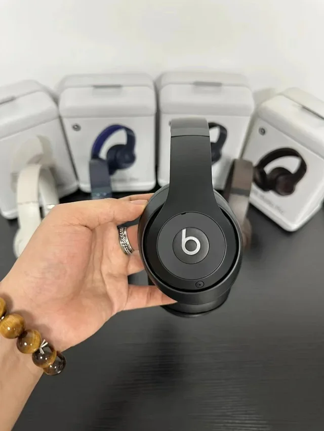 Beats Over-ear wireless headphones product detail image 5