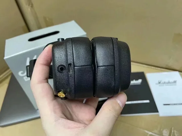 Beats Over-ear wireless headphones product detail image 30