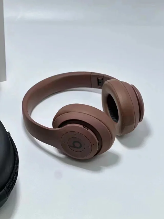 Beats Over-ear wireless headphones product detail image 37