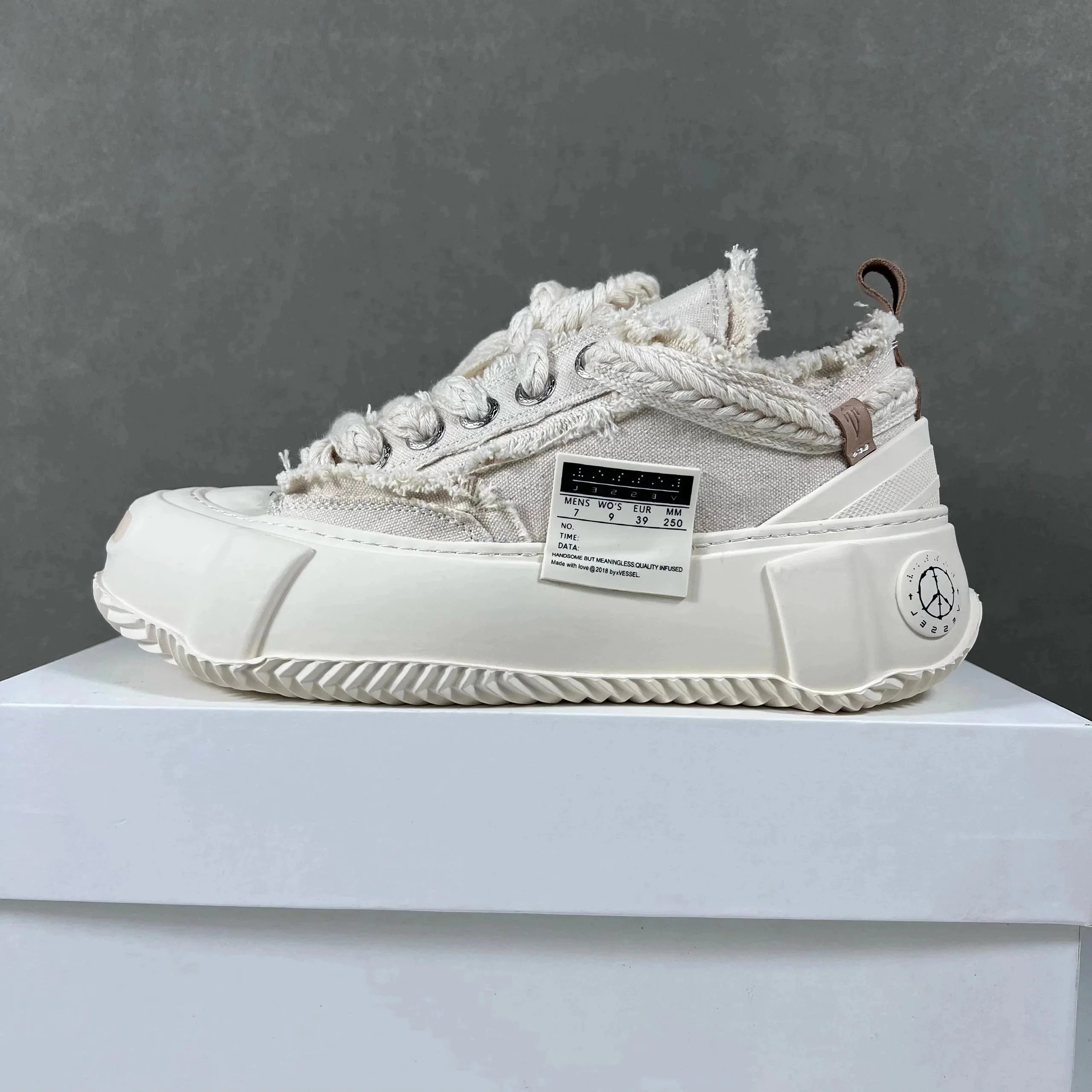 XVESSEL Sneakers frayed canvas low-top with patchwork sole — 2.0 white