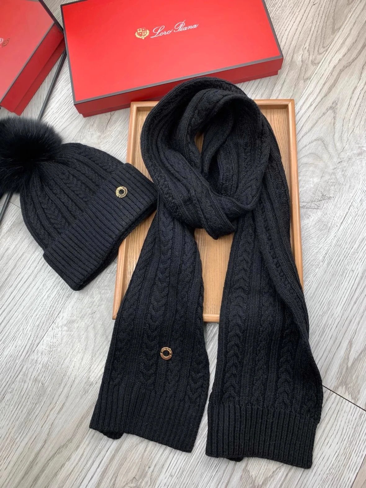 Unbranded Knitted pom-pom hat and scarf set — Twist black