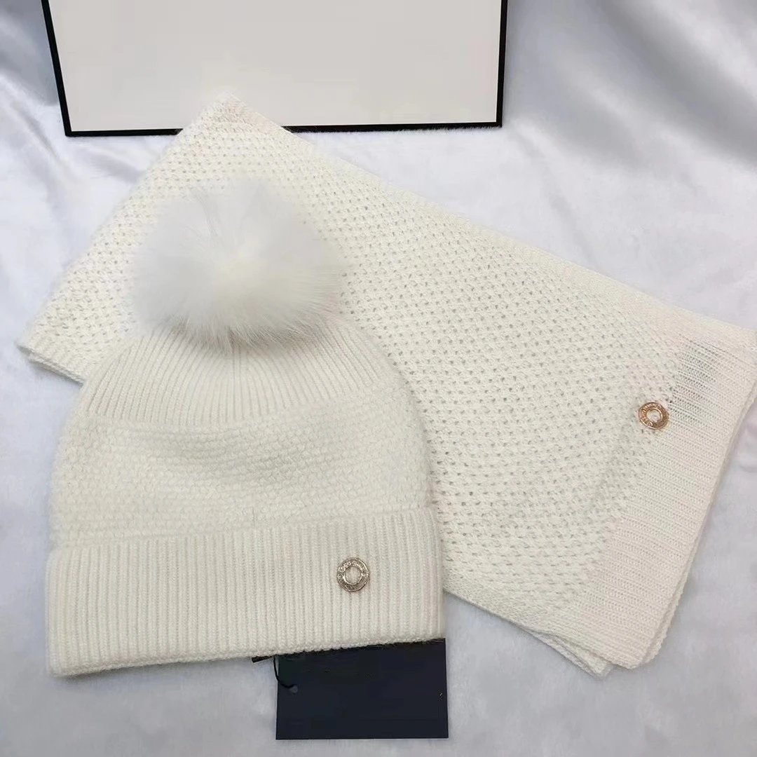 Unbranded Knitted pom-pom hat and scarf set image 3